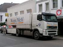 VOLVO einer Bayerischen M�hle ist mit einer Ladung Mehls�cke, welche jetzt m�hsam in die Backstube einer B�ckerei in Ried i.I. getragen werden m�ssen, vorgefahren;100122