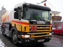 SCANIA-124L-420 ist mit einer Lieferung Heiz�l am Bahnhof Ried i.I. vorgefahren;091221