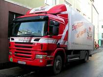 SCANIA_P380 eines Gro�schlachtbetriebes stellt Frischfleisch bei einer kleinen Metzgerei in Ried i.I. zu;091222