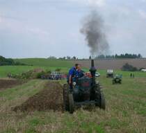 Lanz Bulldog mit 2 Schar anh�ngepflug auf einen Feld in Klaffenbach