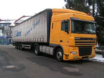 DAF-XF95-430 mit HUBER-Auflieger wartet im Stadtgebiet von Ried i.I. auf weitere Eins�tze;100106