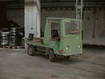 Im Ehemaligen Kombinat 8.Mai befindet sich heute ein Antik und Tr�delmarkt. So kommt man auch in die ehemaligen Fertigungshallen wo dieser Elektrokarren steht, Chemnitz 16.10.07