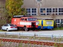 Hinter dem ehemaligen 8.Mai steht noch ein zerfleddertes TLF16 auf W50 Fahrgestell und ein  Bastei  Wohnanh�nger herum, Chemnitz 16.10.07