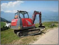 Auch in fast 1800 Meter H�he muss mal gebaggert werden... Ein Minibagger des Herstellers Neuson auf der Rigi-Kulm am 20.07.2007.