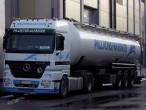 ACTROS 1844 von Pillichshammer-Transport wartet vor den Toren des Milchtrocknungwerkes Ried i.I. auf seine Entladung;091221