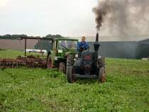 Die Lanz Bulldog zieht einen RS 01/40 Pionier der wiederum die Scheibenegge anekuppelt hat ber den Rapsstoppelacker in Klaffenbach 