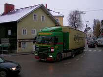 DAF-XF(105.460?)mu� sich wohl noch eine einige Zeit lang durchs Stadtgebiet von Ried i.I. qu�len, bevor die Umfahrungsstra�e(Spange III) Richtung Firmensitz errichtet wird;100108