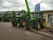 John Deere 6230+ John Deere 5415 auf dem Gelnde des Hndlers in Schellenberg wo auch das Schlepper- und Traktorentreffen stattfand