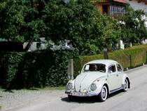 VW-K�fer, Baujahr1959 nimmt mit einem Paar nostalgischen Skiern bei einer Oldtimerrundfahrt im Bezirk Ried teil;090726