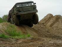 ZIL 135 auf Spa�runde auf unserem Gel�nde.
Der ZIL ist ein alter Raketentr�ger wie er auch bei der NVA lief.