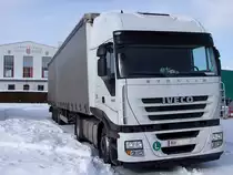 IVECO_Stralis-450 am Schneebedeckten Platz vor der Tierzuchthalle in Ried i.I.;100130