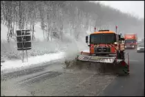Schneematsch rumen bei Ldenscheid-Sd (ber 420m . NN.) in Richtung Drolshagen. MAN FE360A am 29.01.2010.
