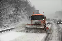 Im Abschnitt vor Meinerzhagen muss der MAN FE360A ordentlich arbeiten um den Schnee von der Fahrbahn zubekommen.
