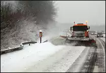 MAN FE360A beim Rumen der Normalspur. Vor den Notrufsulen wird etwas abgebremst so das die Schneeladung die Notrufsule nicht  kpft . (29.01.2010)