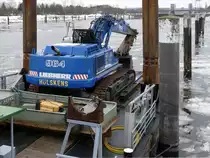 LIEBHERR-Raupenbagger Nr. 964 auf einem Ponton der Fa. Hlskens / Wesel auf der vereisten Elbe in Geesthacht; 08.02.2010
