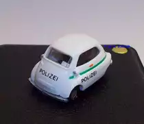 BMW Isetta POLIZEI ein Modell in 1:87 von I.M.U. (L 2,5cm H 1,5 cm)
 Die BMW Isetta ist ein Rollermobil des Unternehmens BMW der 1950er Jahre.Sie wurde im Volksmund auch Asphaltblase und Knutschkugel genannt. Wegen der ungewhnlichen Trkonstruktion hatte sie noch weiter Spitznamen wie zum Beispiel Halleluja-Auto und Advents-Auto. 
