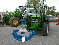 John Deere mit Hublader und Baumstamm Zange beim Traktorentreffen in Schellenberg auf dem Gel�nde des John Deere H�ndlers