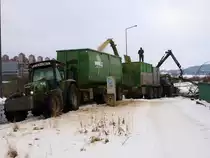 Hier wird geklotzt und nicht gekleckert, wenn es darum geht Platz fr den neuen RWTH Campus Melaten zu schaffen. Mit einem Fend Vario 930 an einem 3achser 600PS starken Hchsler (Heavy Herman)und ein Fend Vario Favorit 716 mit einem 3achser Anhnger fr Abrollcontainer werden die Reste eines Wldchens hinter dem Aachener Klinikum gehchselt und entsorgt. An dem Hchsler ist ein Greifarm, mit dem der Fahrer des Traktors ganze Bume bis 50cm Stammdurchmesser in die Maschine stopft. Allein fr das Geblse am Hchsler mit dem die Holzschnitzel in den Container fliegen werden von dem Traktor ca. 120 PS ber die Zapfwelle bentigt. Gesehen am 01.02.2010 an der Melatenerstrasse in Aachen.