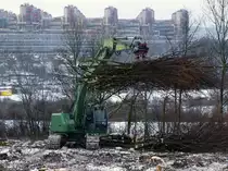 Mit diesem Hitachi Bagger wird am 13.01.2010 hinter dem Aachener Klinkum die gerodete Waldflche aufgerumt um fr den neuen RWTH Campus Platz zu schaffen.