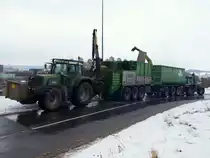 Hier wird geklotzt und nicht gekleckert, wenn es darum geht Platz fr den neuen RWTH Campus Melaten zu schaffen. Mit einem Fend Vario 930 an einem 3achser 600PS starken Hchsler (Heavy Herman)und ein Fend Vario Favorit 716 mit einem 3achser Anhnger fr Abrollcontainer werden die Reste eines Wldchens hinter dem Aachener Klinikum gehchselt und entsorgt. An dem Hchsler ist ein Greifarm, mit dem der Fahrer des Traktors ganze Bume bis 50cm Stammdurchmesser in die Maschine stopft.Gesehen am 01.02.2010 an der Melatenerstrasse in Aachen.