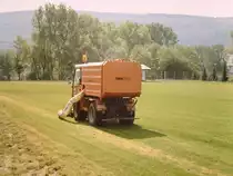 Ein Kramer Tremo beim mhen des Sportplatzes in Gutmadingen.Aufgenommen 1993