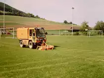 Ein Kramer Tremo beim mhen des Sportplatzes in Gutmadingen.Aufgenommen 1993
