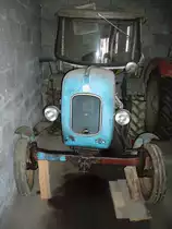 Warchalowski WT33 Traktor (Fachleute schreibt mich bitte an, wenn es kein WT 33 ist)wartet darauf, das er aus dem Dornrschenschlaf geweckt wird. Er steht in der Scheune einer Bekannten. Juli 2007 im Gailtal/Krnten