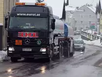 ACTROS-Tankzug erreicht nach erfolgter Zustelltour in Krze wieder die Firmenzentrale in Ried i.I.;100212