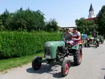 Zwei charmante Damen nehmen mit einem HATZ an der Oldtimerrundfahrt in Reichersberg teil;090809
