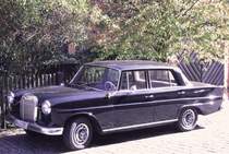 Dieser Mercedes 190  Heckflosse  stand am 20. September 2007 vor dem Deutschordensschloss in Dinkelsb�hl.