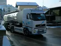 VOLVO FH12-480 der Spedition Pillichshammer ist mit dem soeben entleerten Tank in Ried i.I. Stadtauswrts unterwegs;100104