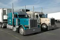 Peterbilt Zugmaschinen wurde im September 2007 in Kalifornien USA auf einem großen Truckerrastplatz an der 99 zwischen Bakersfield und Fresno gesehen und sofort abgelichtet.