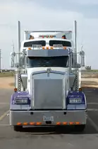 Kenworth Zugmaschine in Frontansicht wurde im September 2007 in 
Kalifornien USA auf einem großen Truckerrastplatz an der 99 zwischen Bakersfield und Fresno gesehen und sofort abgelichtet.