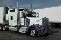 Kenworth Zugmaschine mit Kühltransporterauflieger wurde im September 2007 in Kalifornien USA auf einem großen Truckerrastplatz an der 99 zwischen Bakersfield und Fresno gesehen und sofort abgelichtet.