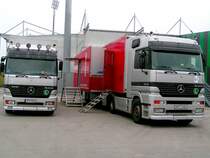 bertragungswagen (2 Mercedes-Actros)der Fernsehanstalt Premiere, anlsslich des sterr. Bundeslnderspieles 
SV Josko Fenster Ried - Red Bull Salzburg vor dem Fill-Metallbaustadion; 27.10.2007