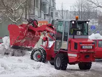 Radlader (Fabr.Weidemann) der FF-RIED wurde aufgrund der Schneemassen zum Freimachen von Verkehrswegen eingeteilt;100212