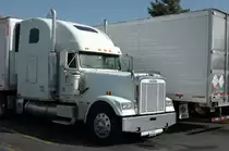 Peterbilt Zugmaschine wurde im September 2007 in Kalifornien USA auf einem großen Truckerrastplatz an der 99 zwischen Bakersfield und Fresno gesehen und sofort abgelichtet.