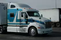 Peterbilt Zugmaschine wurde im September 2007 in Kalifornien USA auf einem großen Truckerrastplatz an der 99 zwischen Bakersfield und Fresno gesehen und sofort abgelichtet.