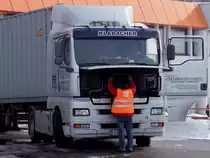  Kleiner Service  am TG410A whrend der Containerentladung in Ried i.I. ;100217