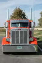 Peterbilt Zugmaschine in Frontansicht wurde im September 2007 in Kalifornien USA auf einem großen Truckerrastplatz an der 99 zwischen Bakersfield und Fresno gesehen und sofort abgelichtet.