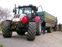 STEYR 4130Profi, mit welchem gerade Zuckerrben am Lagerplatz des Bhf. RIED i.I. angeliefert wurden; 0710028