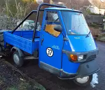 PIAGGIO Ape50 geshen in Herten 18/02/2010
Ape (ital. Biene) ist ein Kleintransporter und ein dreirdiges Rollermobil des italienischen Herstellers Piaggio.
1994 brachte Piaggio die Ape 50 Cross Country auf den Markt. Die 45 km/h schnelle Maschine verfgt ber berrollbgel, Allwetterreifen, Stobgel und Radio.

