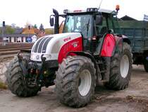 STEYR 6155cvt ist mit zwei Anh�ngern, beladen mit Zuckerr�ben am Lagerplatz des Bhf. RIED i.I. vorgefahren; 071028