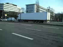 Das Foto zeigt einen LKW auf der Wilhelm Heinrich Brcke in Saarbrcken. Die Aufnahme des Fotos war am 18.02.2010.