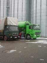 Ein sehr alter MAN trifft auf einen nagelneuen Actros bei der Raiffeisen in Sinsheim am 18.02.10