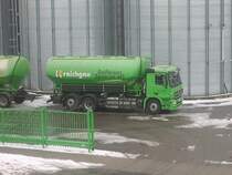 Ein grner neuer Mercedes-Benz Actros der Raiffeisen Sinsheim am 17.02.10