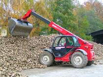 Manitou Teleskopstapler mit Ladeschaufel beim Aufschtten von Zuckerrben, welche von drei Traktorfuhrwerken permanent beim Lagerplatz am Bhf. RIED i.I. angeliefert werden; 071028