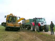 Zuckerrbenroder, Type TIGER der Fa. ROPA entleert seinen 40m Bunker auf die beiden bereitgestellten Traktorfuhrwerksanhnger; 071028