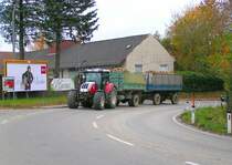 STEYR 4130Profi karrt zwei volle Anhnger zum Bahnhof RIED i.I. 071028