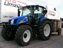 NEWHOLLAND_T6020 ist mit einem kleinen Tiertransportanhnger zum Klbermarkt nach Ried i.I. angereist;091228